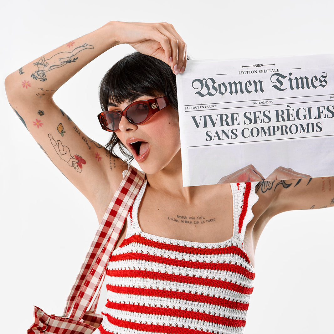 Femme qui présente le newspaper Nunina, vivre ses règles sans compromis portant sa culotte menstruelle DuoFlux.