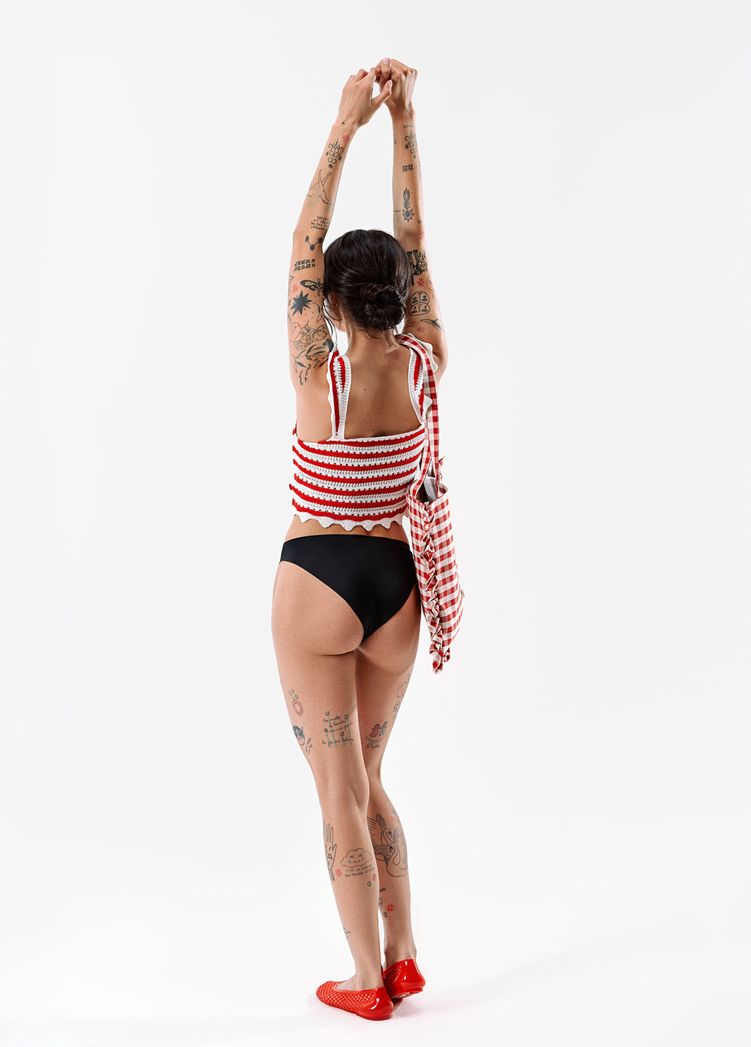 Femme vacancière avec sa culotte menstruelle DuoFlux noire qui s'étire.