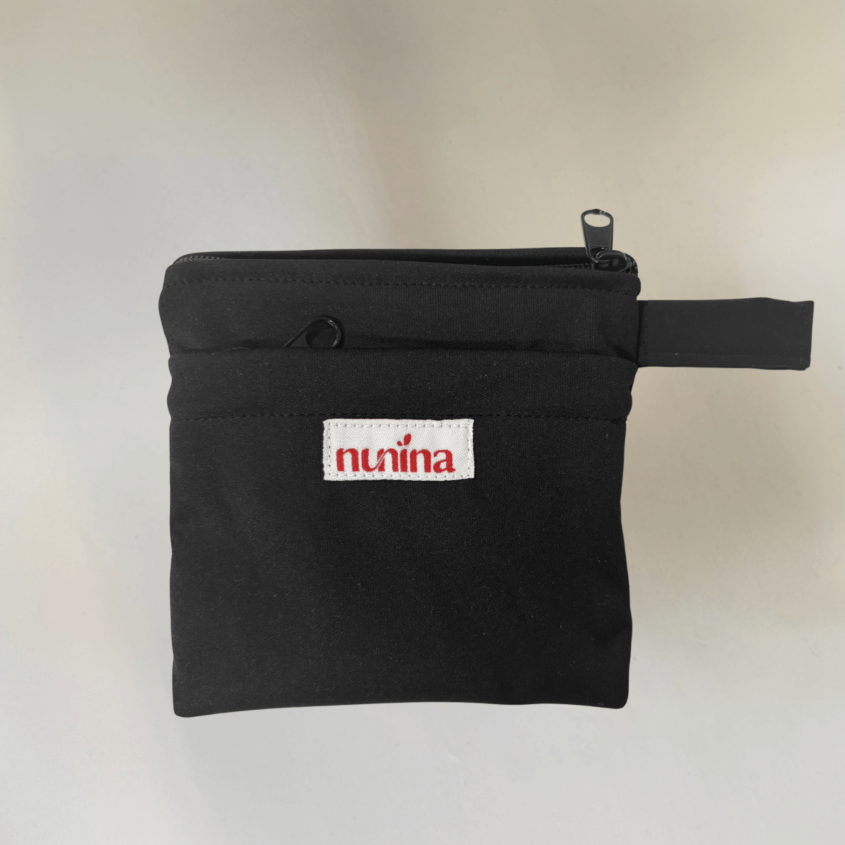 Pochette DuoFlux format jour  étanche avec deux compartiments pour mettre les serviettes menstruelles DuoFlux propres et usagées sur une journée.