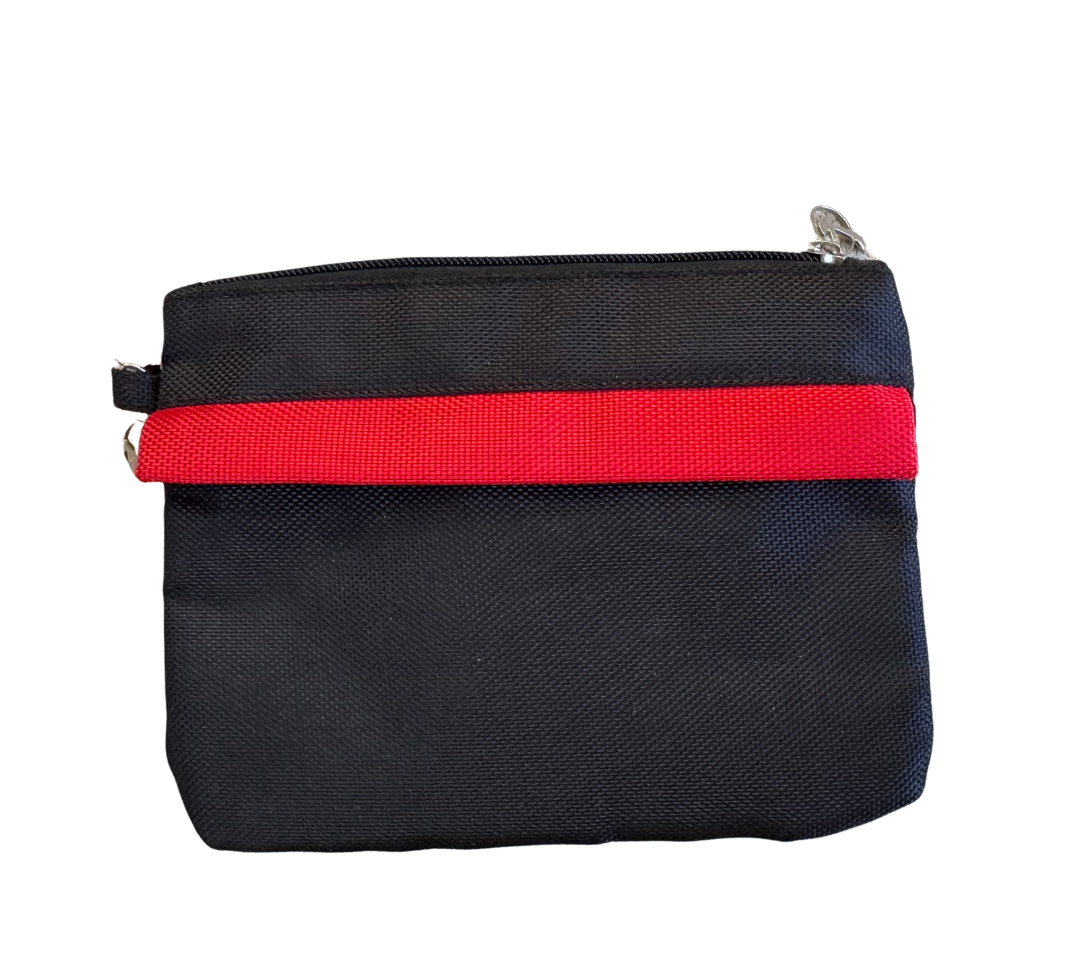 Pochette étanche DuoFlux noire avec une bande rouge pour les serviettes hygiéniques