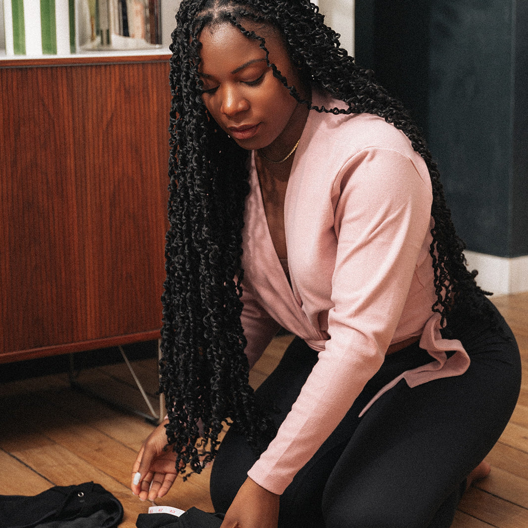 La fondatrice de Nunina travaillant sur la conception du design des culottes menstruelles, dédiées aux femmes ayant des flux abondants.
