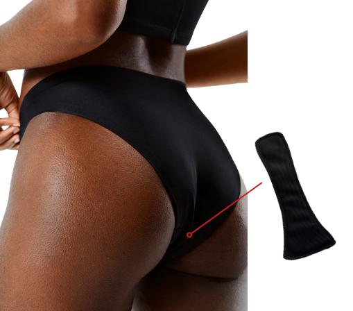 Culotte menstruelle DuoFlux portée, vue de dos, avec serviette agrippante lavable posée à côté pour montrer l’intérieur.